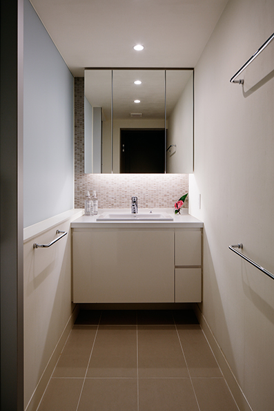 乳白色のガラス壁で浴室からも光が入り圧迫感を軽減