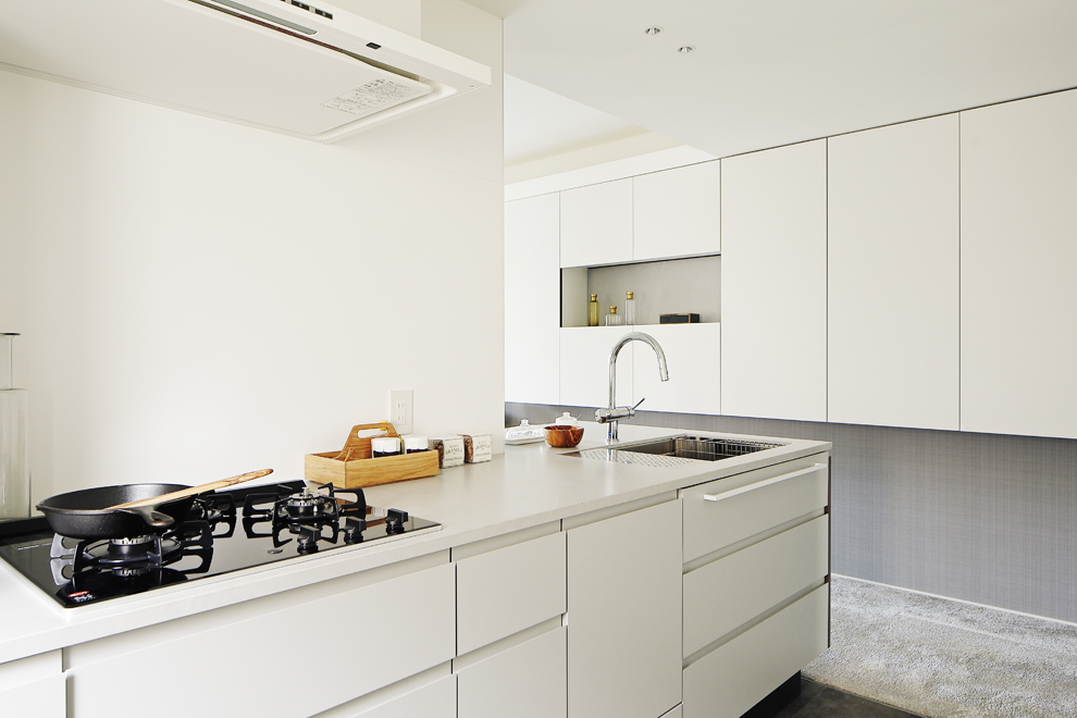 リビングの壁面収納の一部はキッチン収納・食器棚としても利用可能