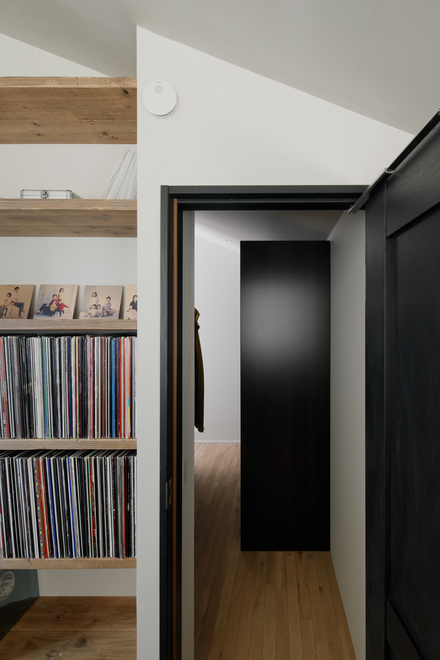 DJブースの背面側はレコード棚と主寝室へ通り抜ける事が可能なウォークインクローゼットへの入口があります。